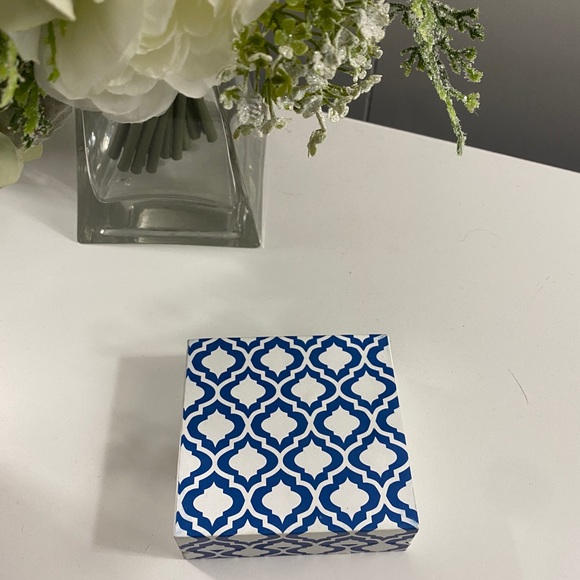 BRAND NEW crystal earrings - Picture 3 of 4